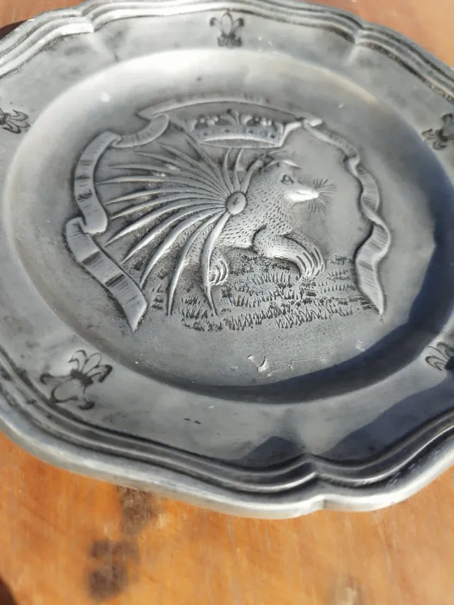 Plato de estaño con grabado