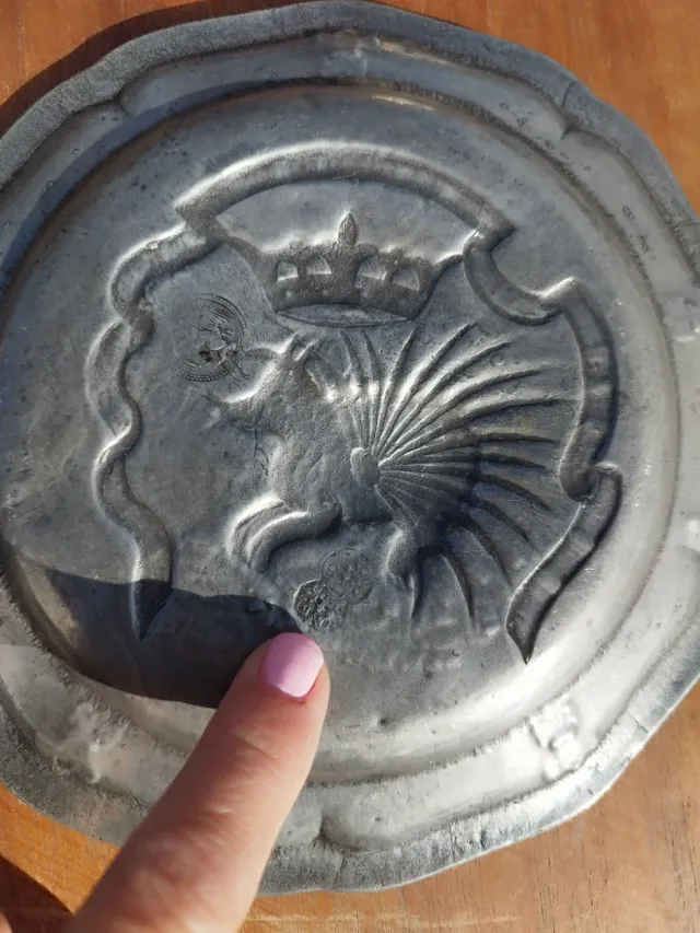 Plato de estaño con grabado