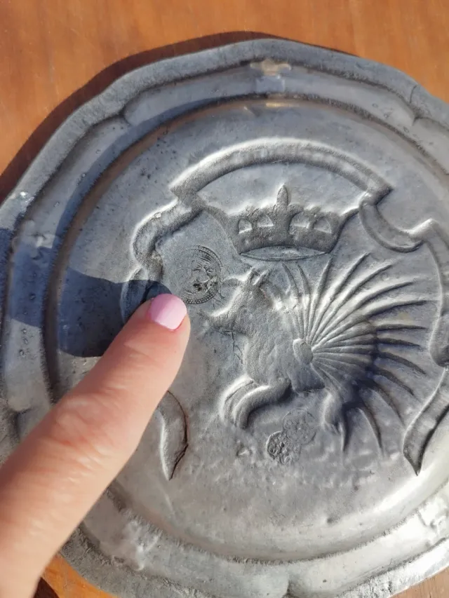 Plato de estaño con grabado