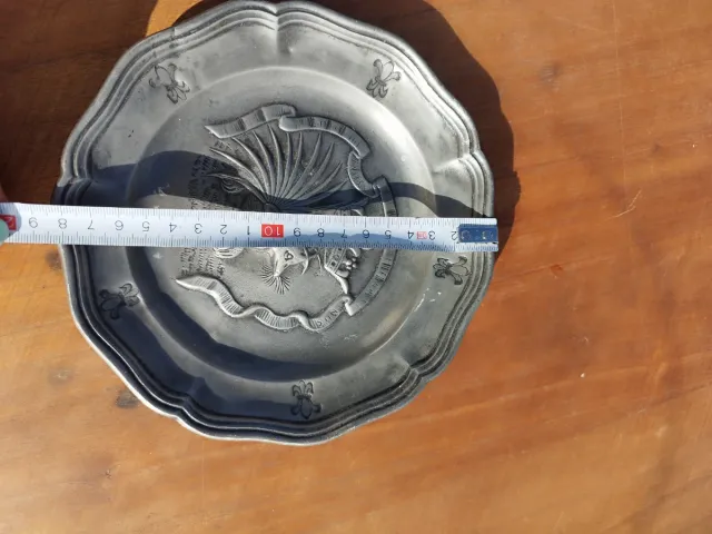 Plato de estaño con grabado