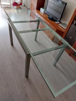 Mesa de comedor cristal y metal, extensible.