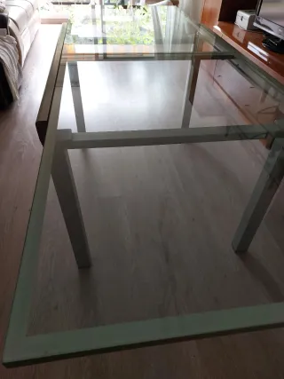 Mesa de comedor cristal y metal, extensible.