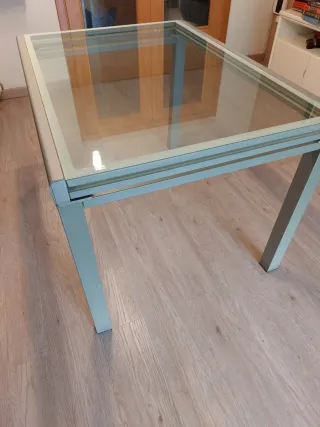 Mesa de comedor cristal y metal, extensible.