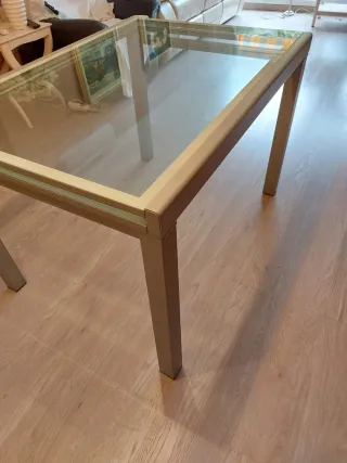 Mesa de comedor cristal y metal, extensible.