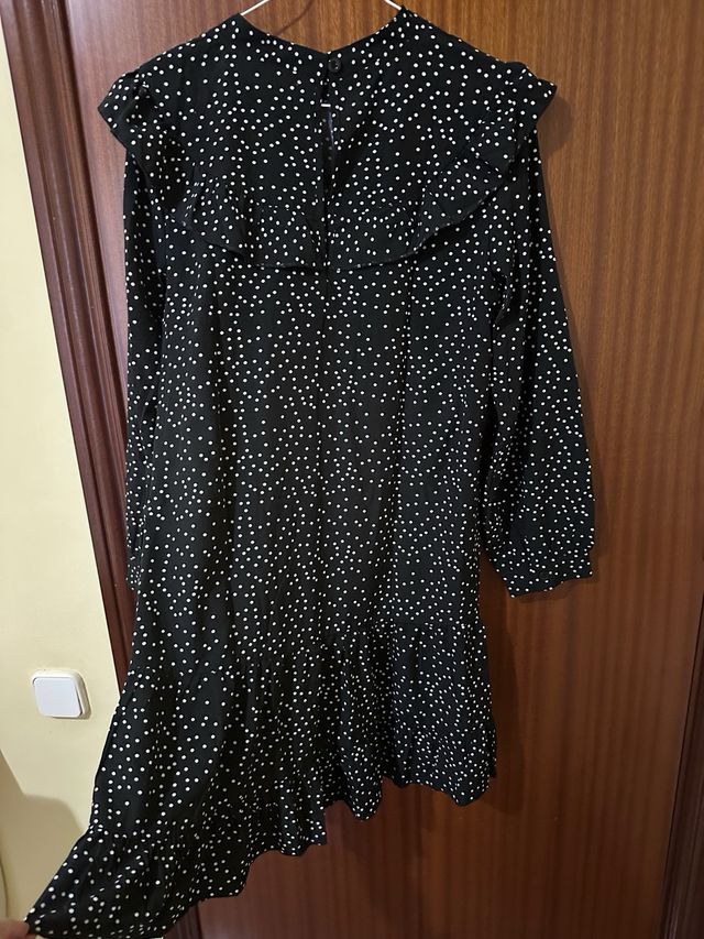 Vestido negro con lunares blancos
