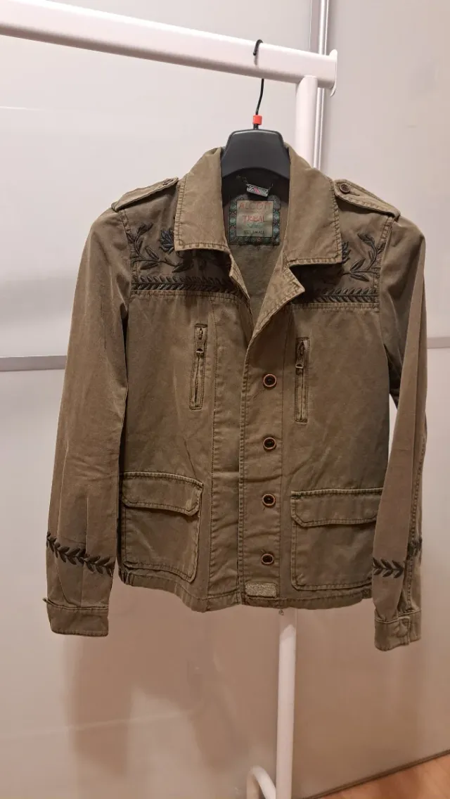 Chaqueta verde con bordados