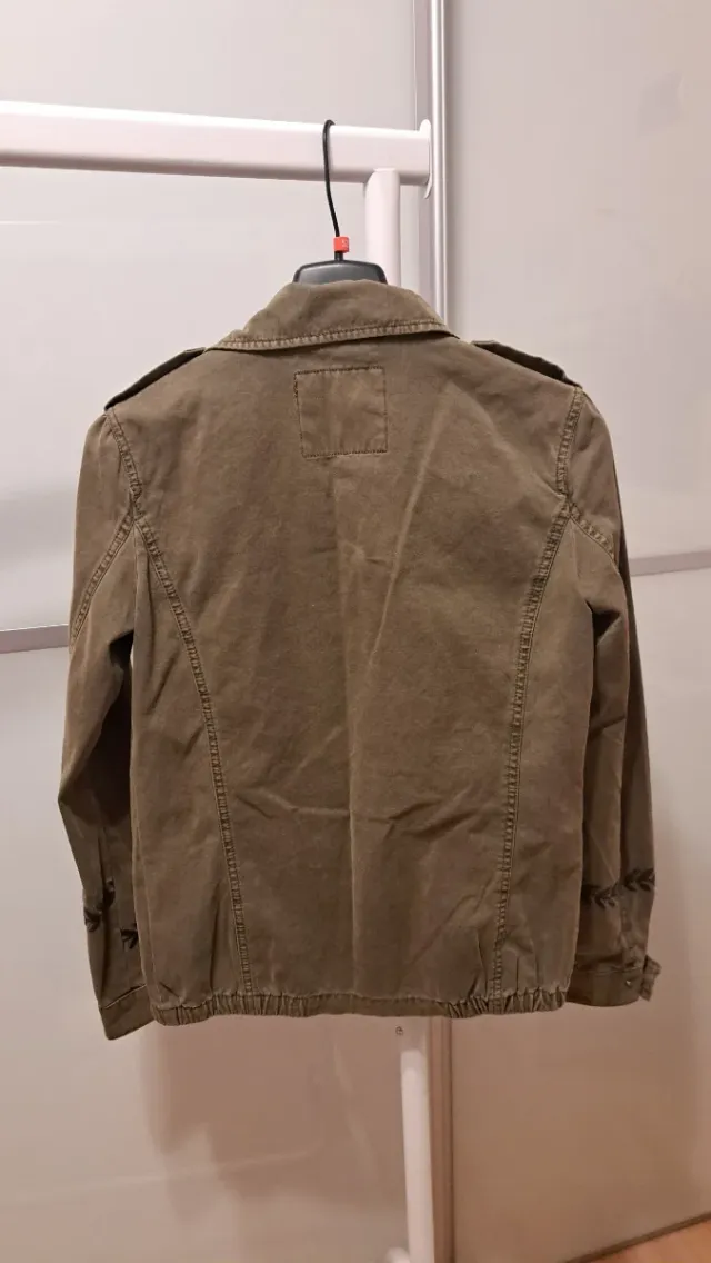 Chaqueta verde con bordados