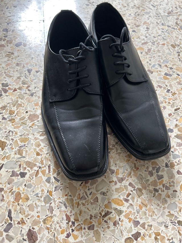 Zapatos de vestir negros solo un par de usos