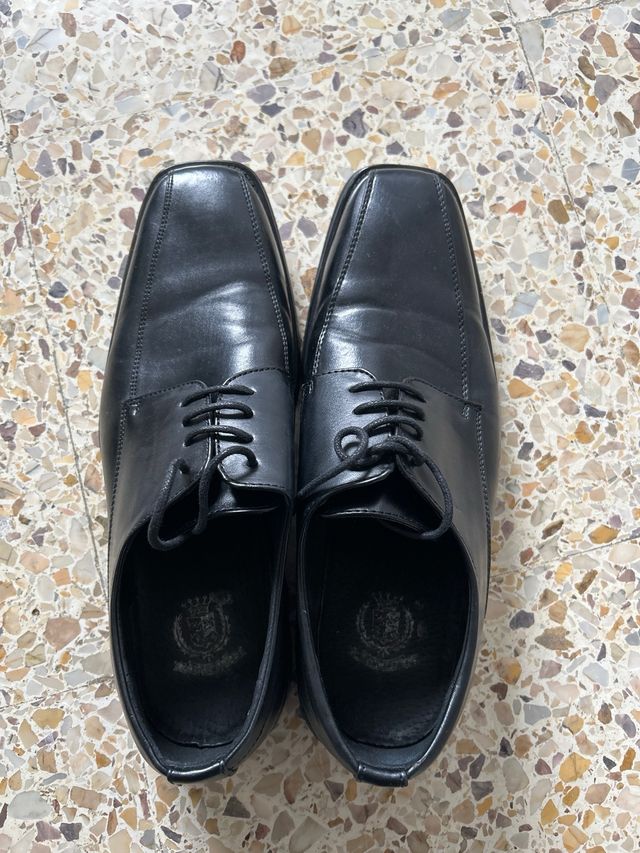 Zapatos de vestir negros solo un par de usos