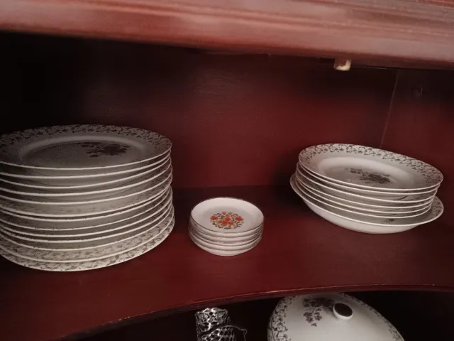 Vajilla de porcelana dorada y blanca