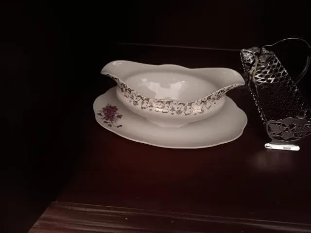 Vajilla de porcelana dorada y blanca