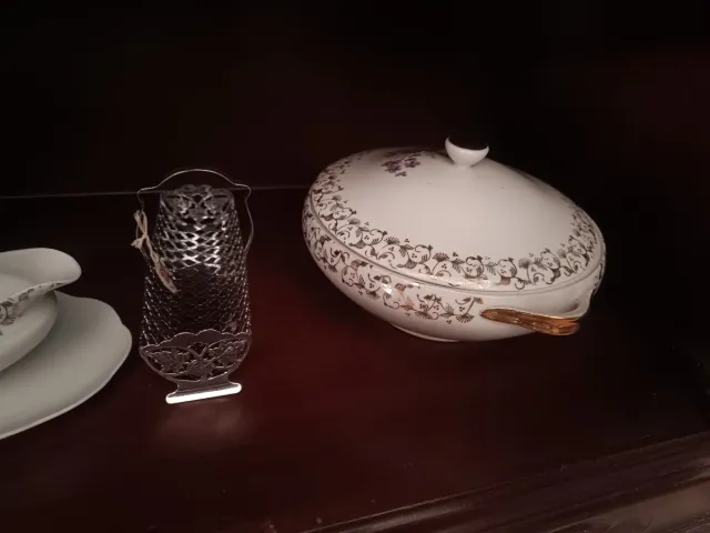 Vajilla de porcelana dorada y blanca