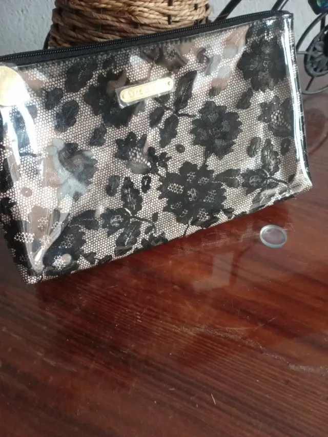 Neceser encaje floral beige y negro