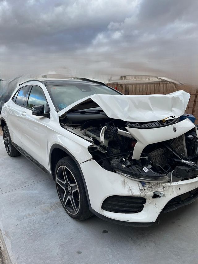 Mercedes GLA 180 AMG Line - 2019 - golpe frontal