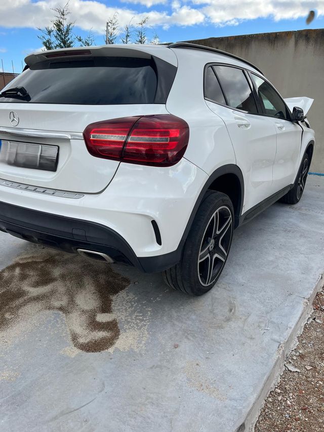 Mercedes GLA 180 AMG Line - 2019 - golpe frontal