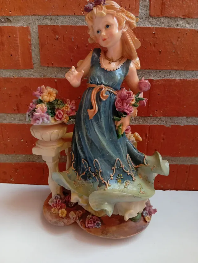 Figura de porcelana niña con flores