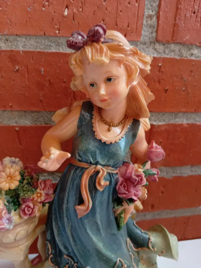 Figura de porcelana niña con flores