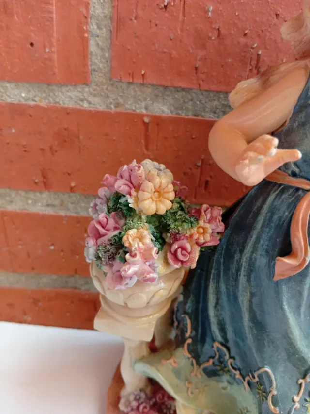 Figura de porcelana niña con flores