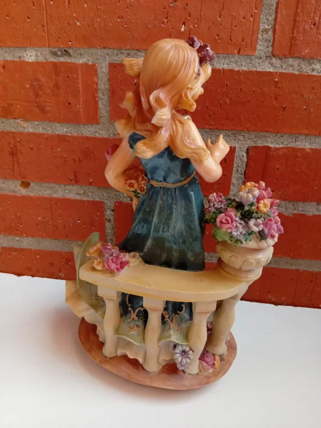 Figura de porcelana niña con flores