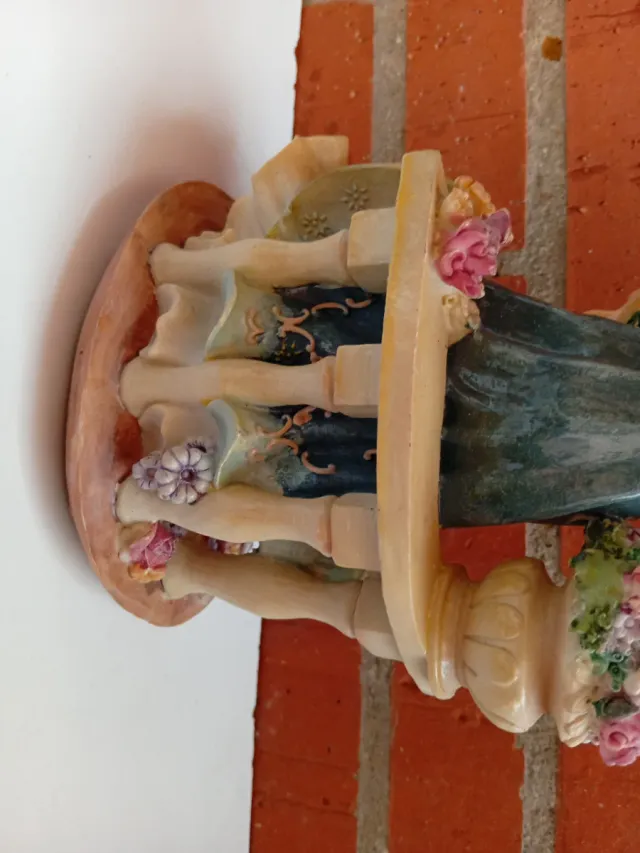 Figura de porcelana niña con flores