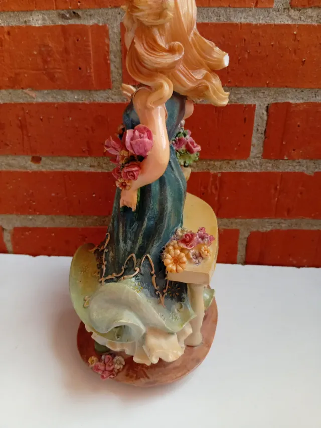 Figura de porcelana niña con flores