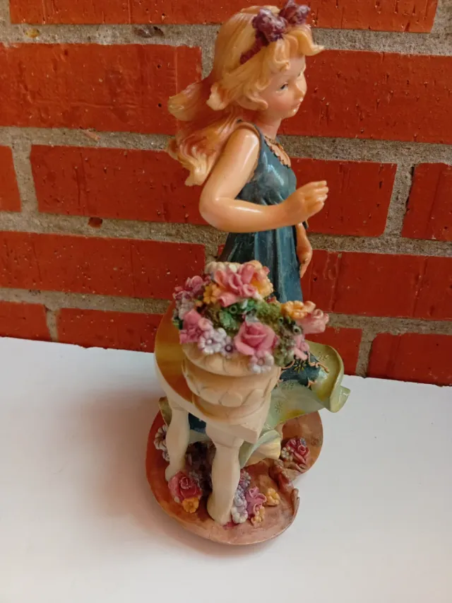 Figura de porcelana niña con flores