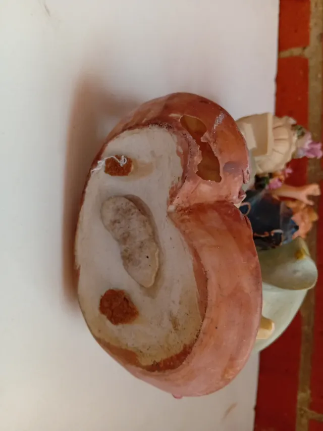 Figura de porcelana niña con flores