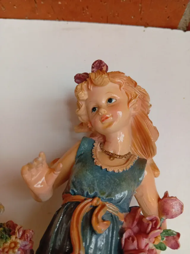Figura de porcelana niña con flores