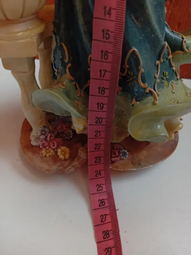 Figura de porcelana niña con flores