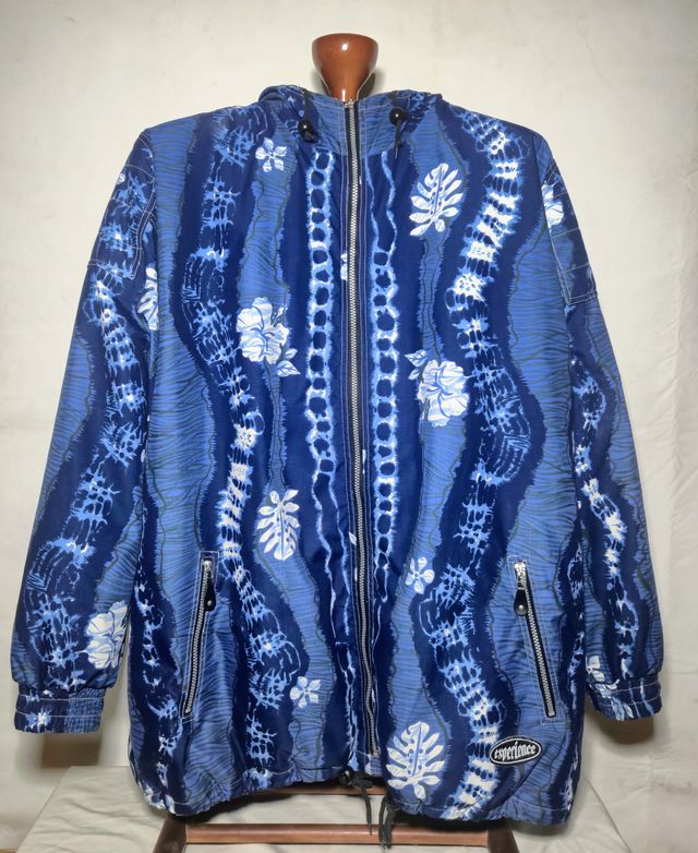 Chaqueta con capucha estampada azul