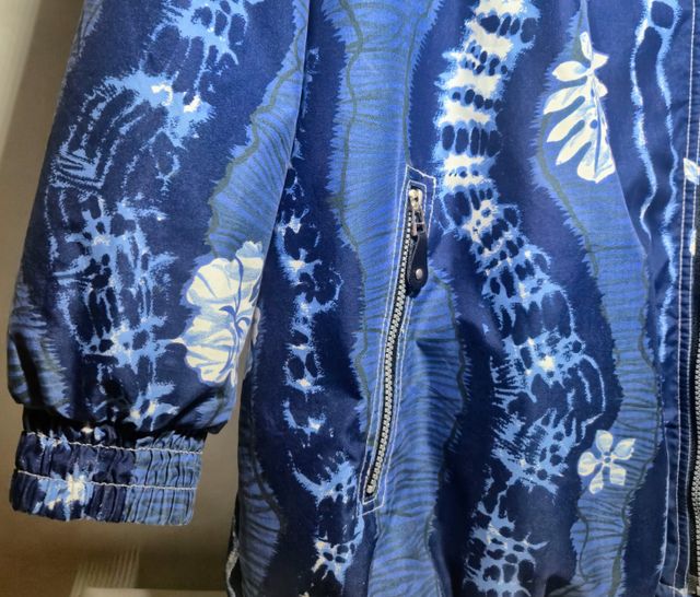 Chaqueta con capucha estampada azul