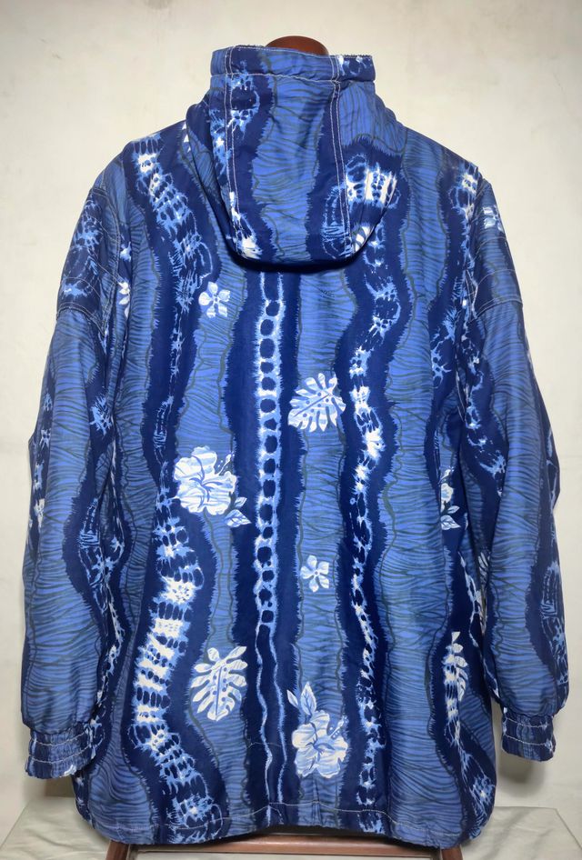 Chaqueta con capucha estampada azul