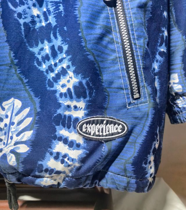 Chaqueta con capucha estampada azul