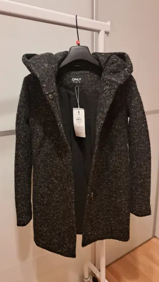 Abrigo gris ONLY con capucha