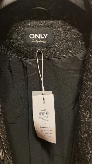 Abrigo gris ONLY con capucha