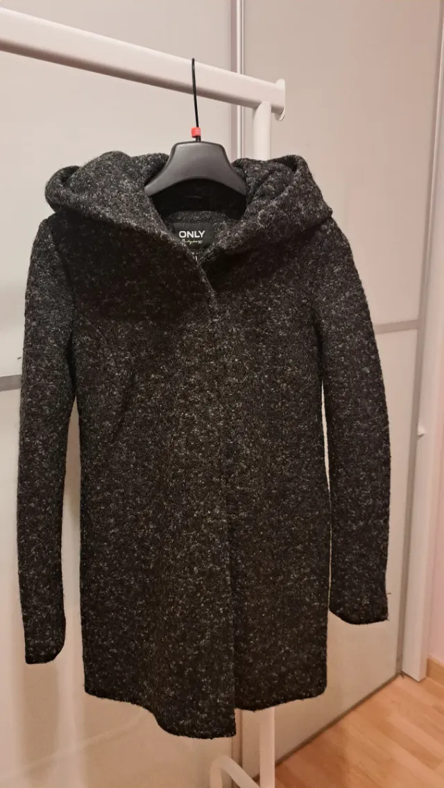 Abrigo gris ONLY con capucha