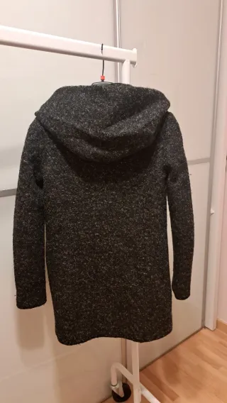 Abrigo gris ONLY con capucha