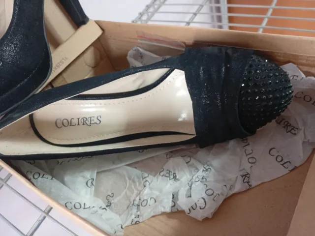 Zapatos de tacón negros adornados