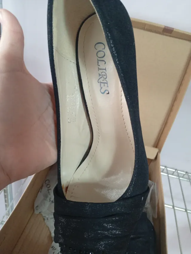 Zapatos de tacón negros adornados
