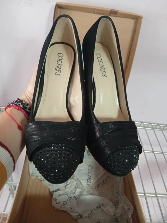Zapatos de tacón negros adornados