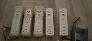 Nintendo Wii con 3 mandos y base