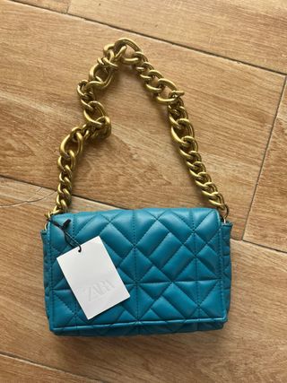 Bolso Zara acolchado cadena dorada color azul