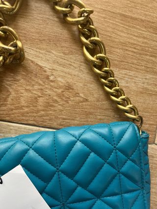 Bolso Zara acolchado cadena dorada color azul