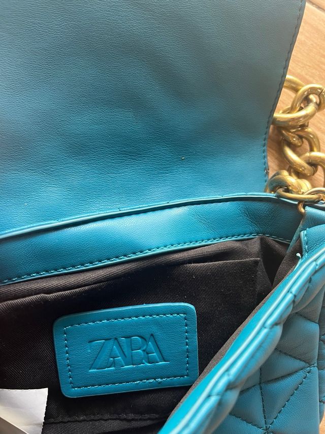Bolso Zara acolchado cadena dorada color azul