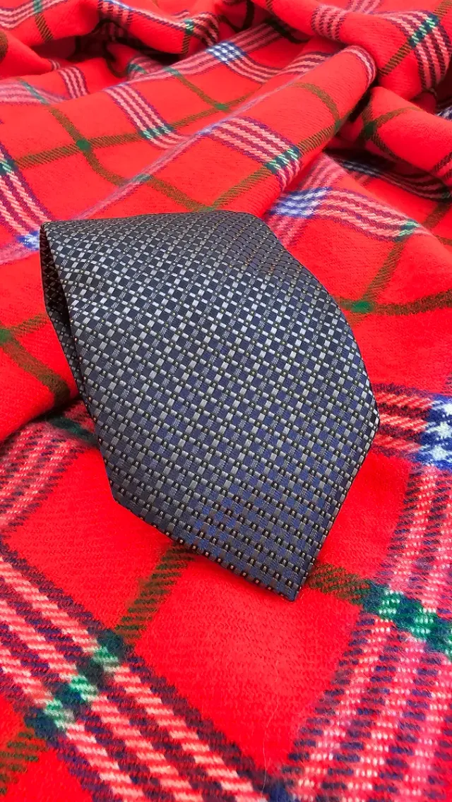 Corbata azul y roja con diseño de cuadros