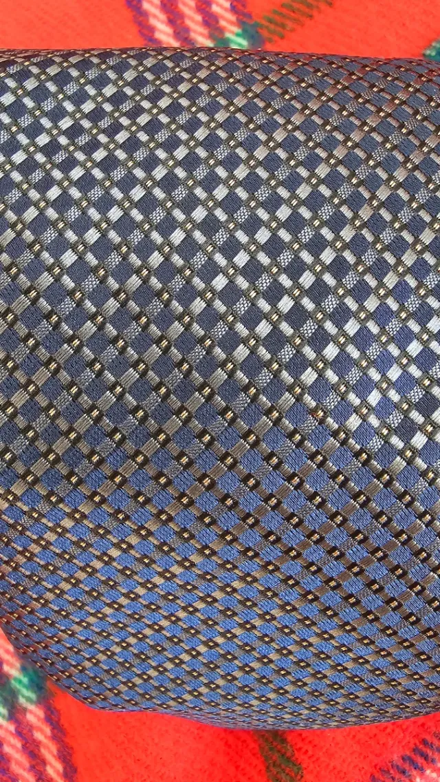 Corbata azul y roja con diseño de cuadros