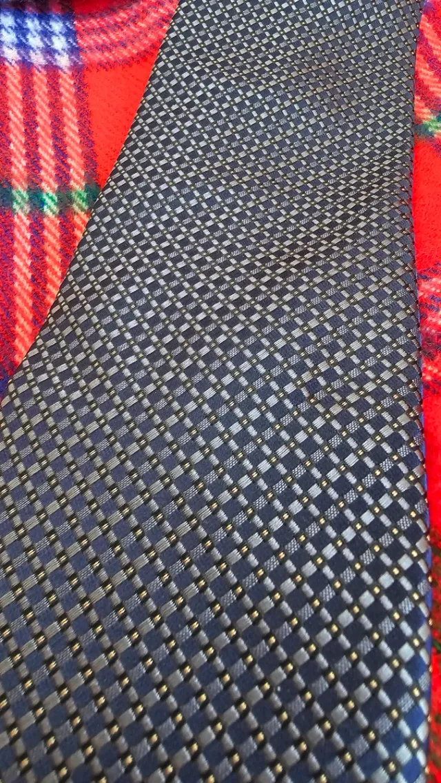 Corbata azul y roja con diseño de cuadros