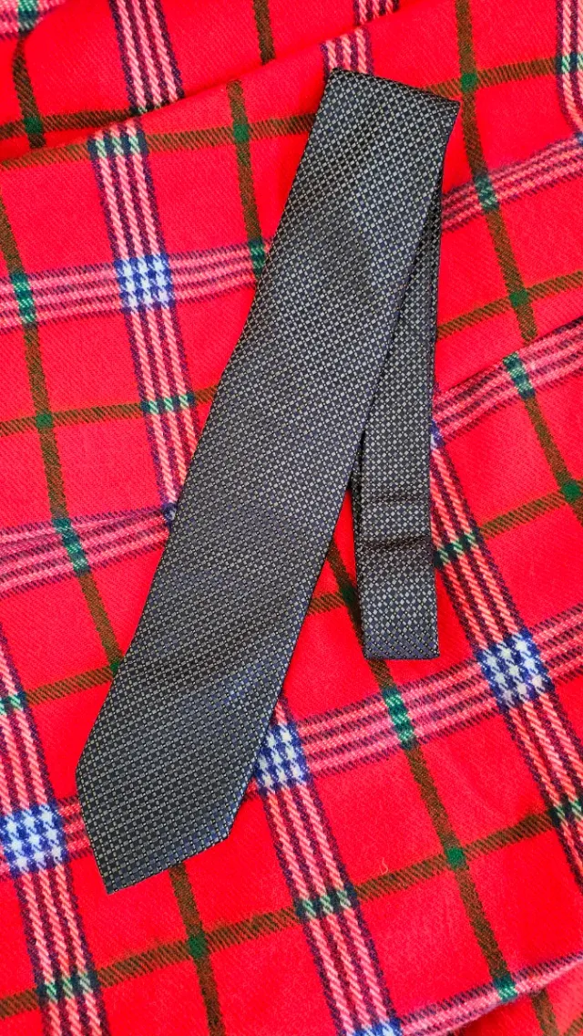 Corbata azul y roja con diseño de cuadros