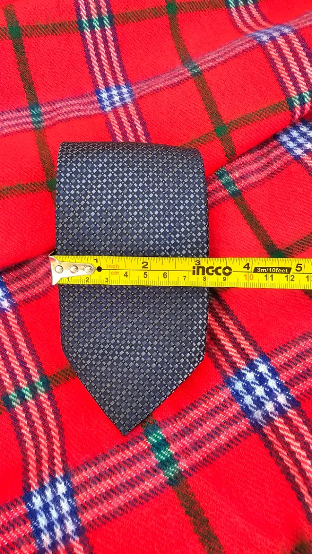 Corbata azul y roja con diseño de cuadros