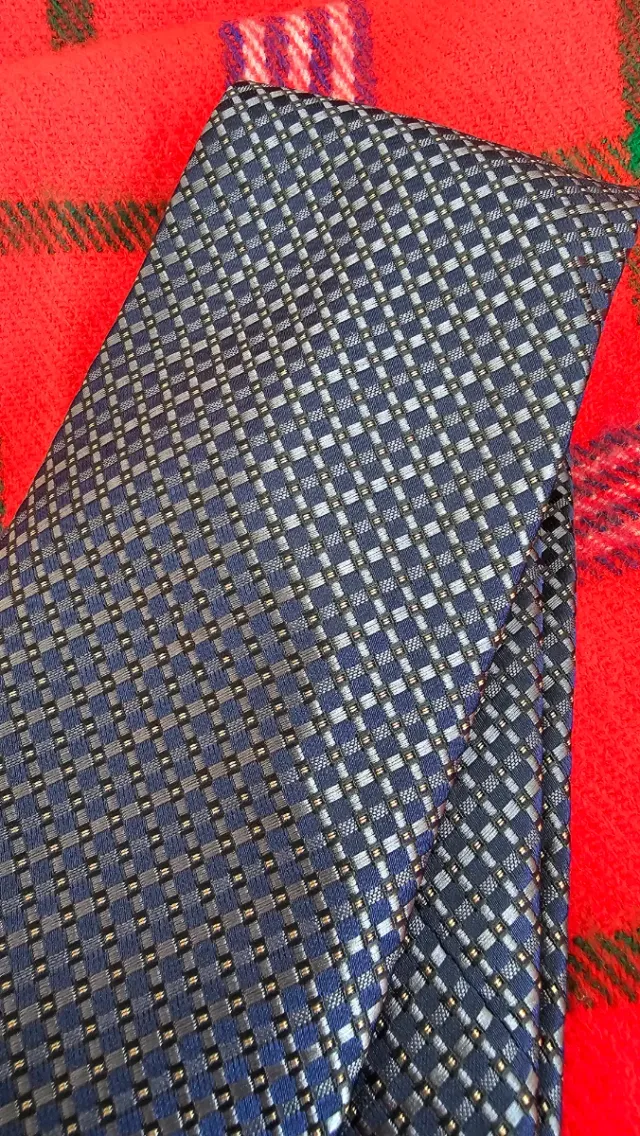 Corbata azul y roja con diseño de cuadros